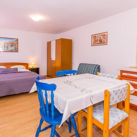 Cozy Apartments Emina Near The Sea Premantura Exterior photo