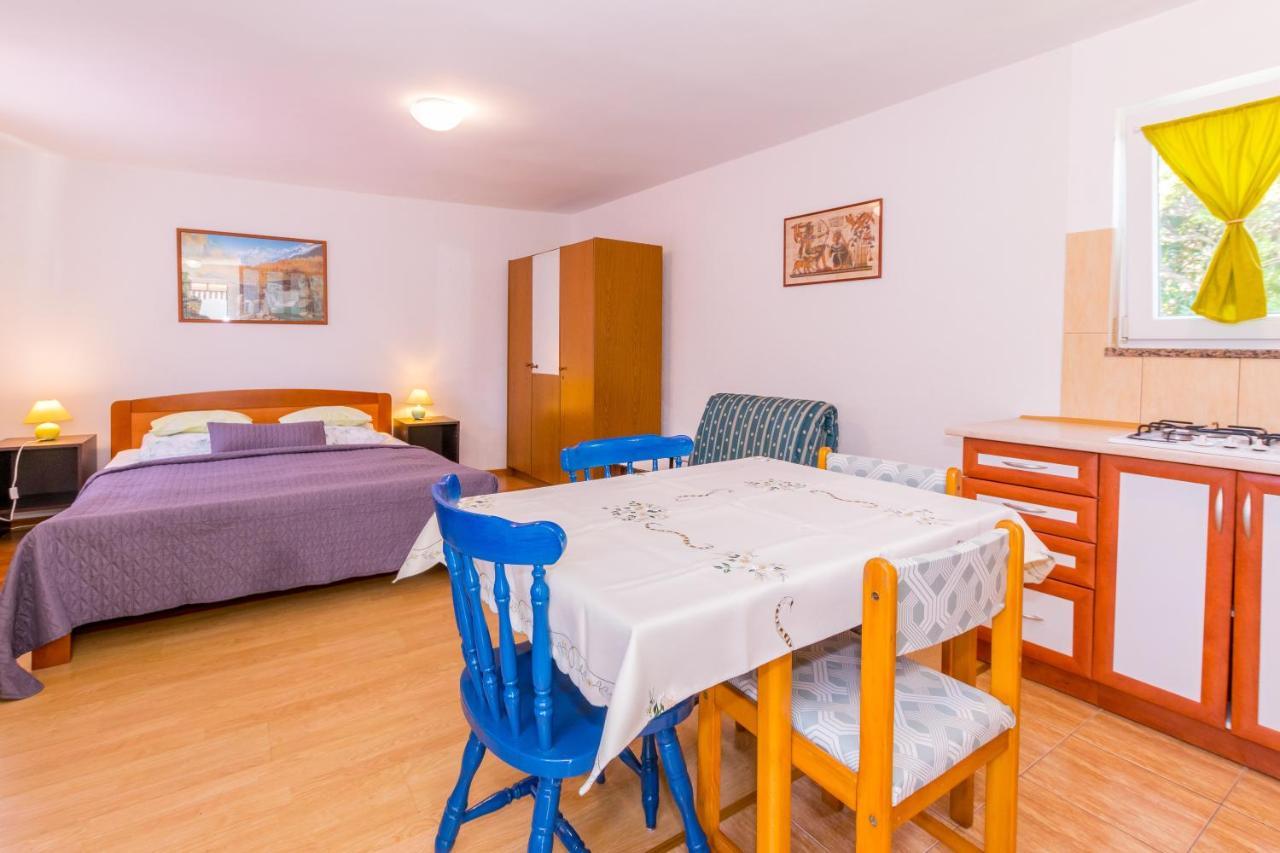 Cozy Apartments Emina Near The Sea Premantura Exterior photo