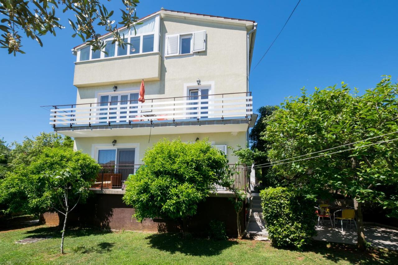 Cozy Apartments Emina Near The Sea Premantura Exterior photo